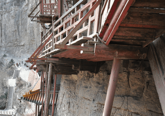 Kết cấu tinh xảo của chùa Huyền Không thể hiện ở chỗ, toàn bộ ngôi chùa là do những cây gỗ đứng và ngang chống đỡ
