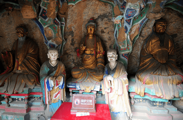 Tượng Thích Ca Mâu Ni đứng giữa, Lão Tử ở bên phải và Khổng Tử ở bên trái trong chùa Huyền Không